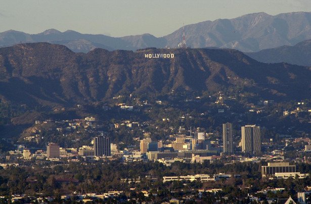 Los Angeles z napisem 'Hollywood' w tle