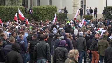 Manifestacje zwolenników i przeciwników przyjęcia uchodźców w Polsce. Poturbowany operator kamery Onetu