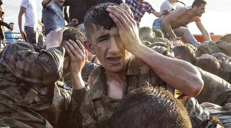 Athén egyelőre nem adja ki a menedéket kérő puccsista katonákat /Fotó: Europress-Getty Images