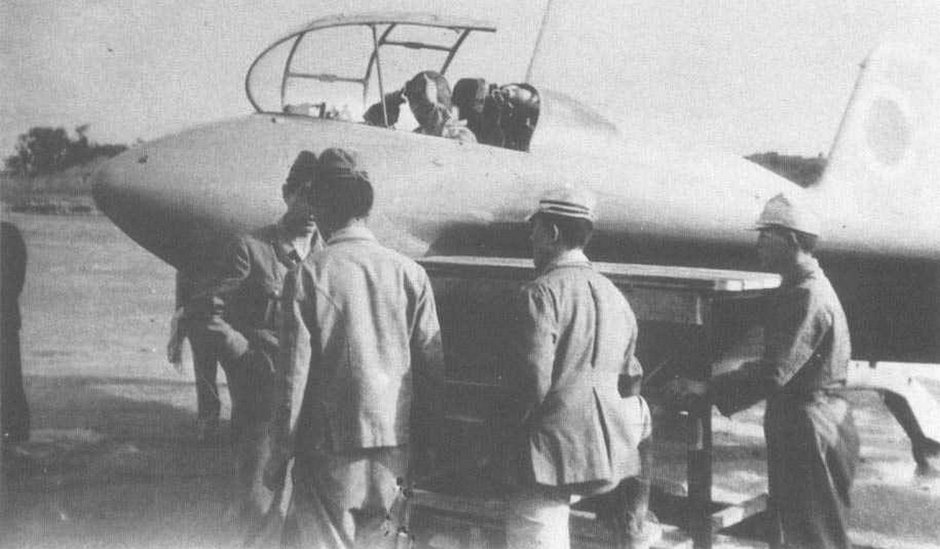 Komandor porucznik Toyohiko Inuzuka w kokpicie prototypu J8M1.