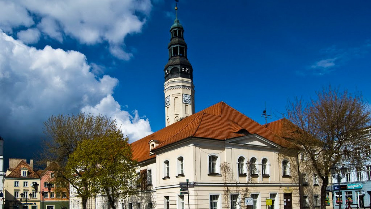 Zarząd krajowy PO rozwiązał struktury partii w Lubuskiem i w Zielonej Górze i wprowadził tam zarządy komisaryczne - poinformował sekretarz generalny Platformy Stanisław Gawłowski. Komisarzem został senator Waldemar Sługocki - informuje portalsamorzadowy.pl.