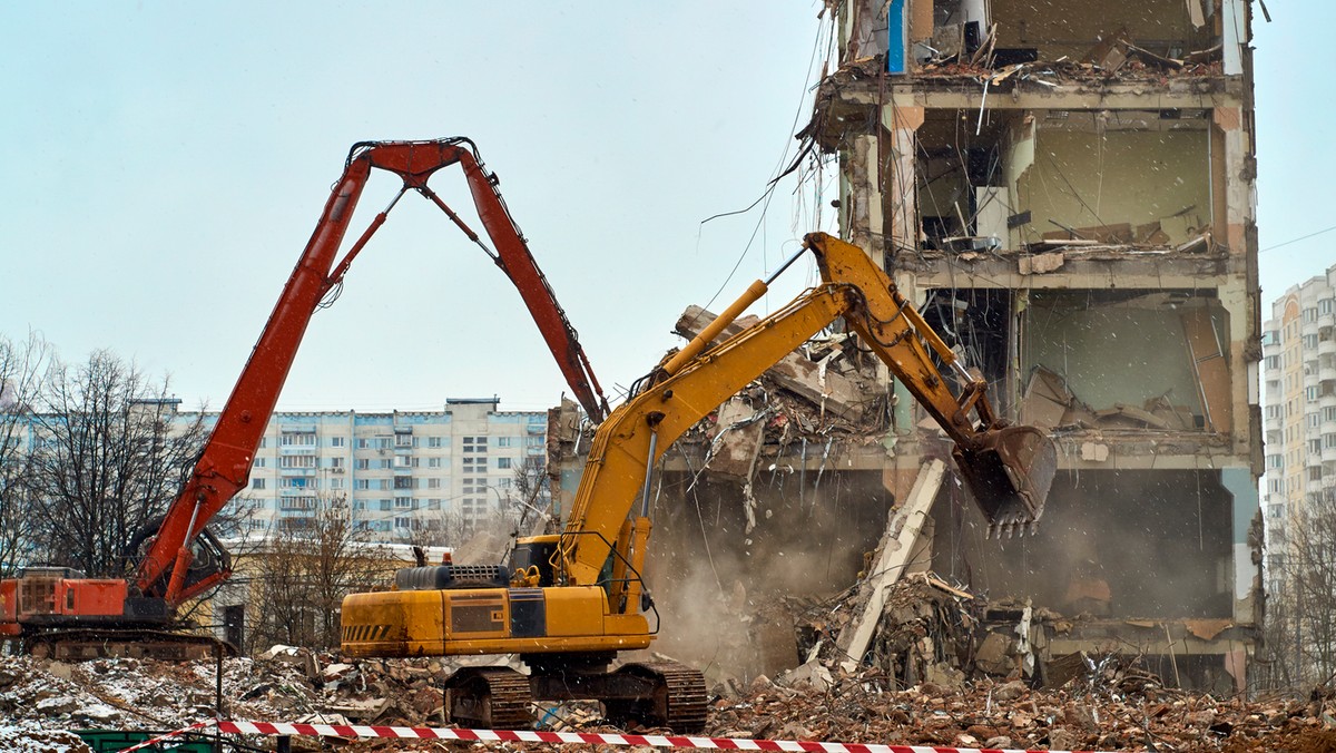 Nieczynny od wielu lat hotel Glob w Oświęcimiu wkrótce zniknie z krajobrazu miasta. Magistrat wyłonił już w przetargu wykonawcę rozbiórki. Do końca 2019 r. w tym miejscu powstanie parking wielopoziomowy na 300 aut .