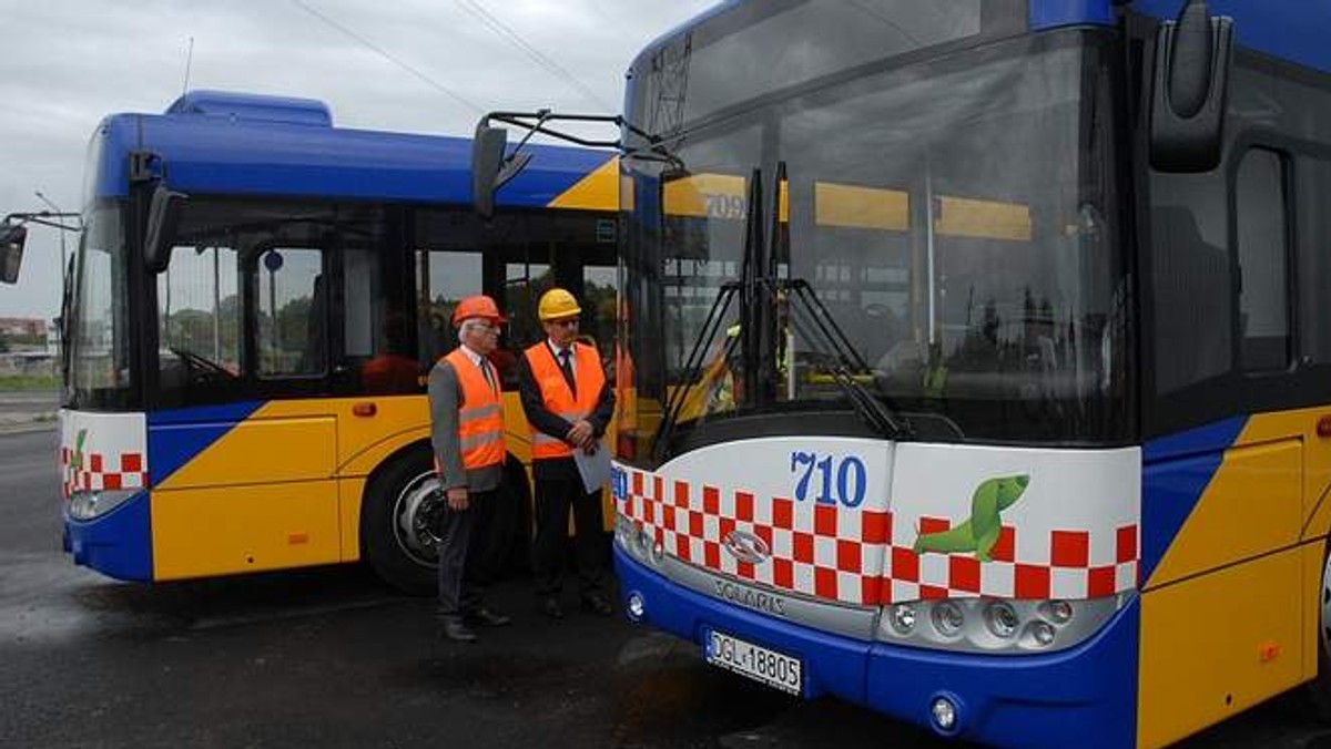 Zajezdnia autobusowa w Głogowie rośnie bardzo szybko, postępy na budowie widać gołym okiem. Wmurowanie kamienia węgielnego odbyło się w październiku ub. roku, a teraz stoją gotowe hale i budynki i prowadzone są prace wykończeniowe.