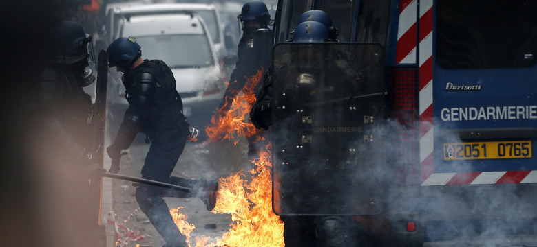 Starcia na ulicach Paryża. W ruch poszły kamienie i pałki. Policja odpowiedziała gazem i armatkami wodnymi