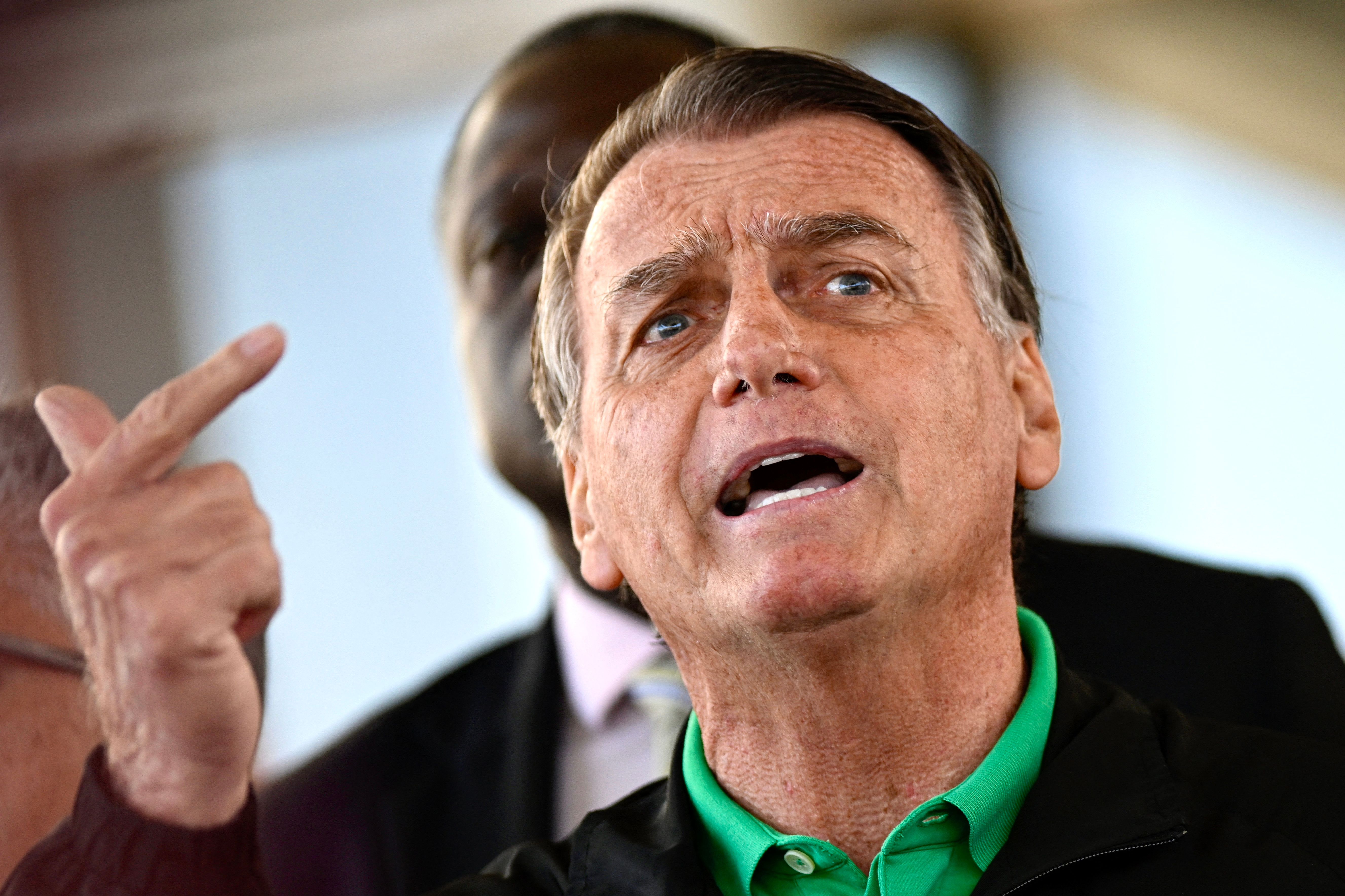 Bolsonaro viola divieto social: Corte suprema minaccia carcere