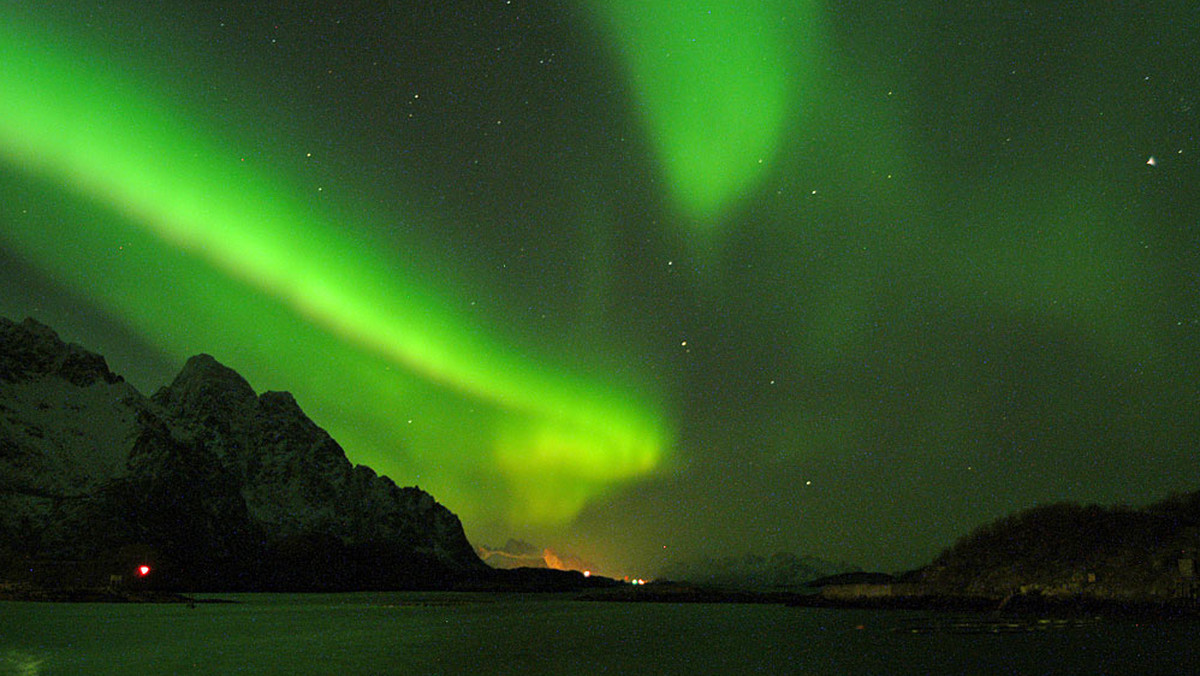 Obserwowanie zorzy polarnej czyli Aurora borealis - to zapierające dech, mistyczne doświadczenie. Jej światło jest najczęściej widoczne późną jesienią i wczesną wiosną.