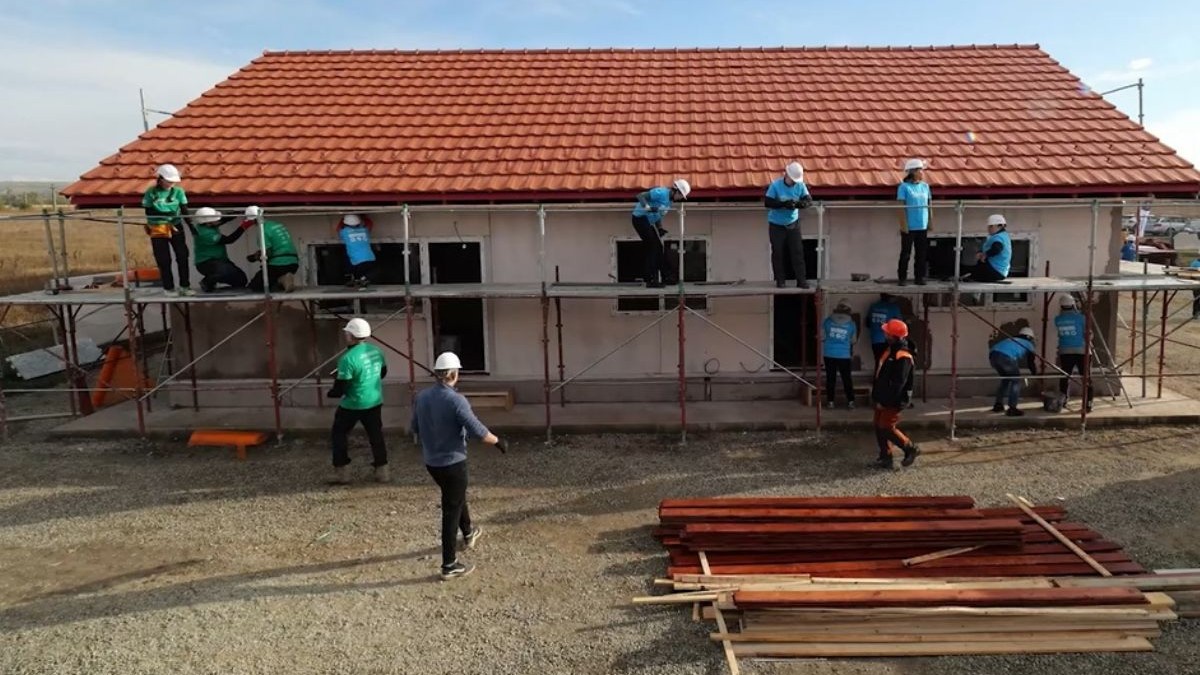 Șase case construite în doar cinci zile la Hope Build 2026. Echipa Ringier și voluntarii Habitat for Humanity au schimbat viața a șase familii din Prahova