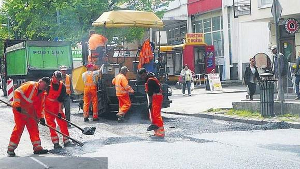 Mieszkańcy bacznie obserwują drogowców remontujących ulicę Piłsudskiego w Stargardzie. Nie podoba im się, że zostawiane są dziury nawet na środku drogi. Zarządca tłumaczy się brakiem pieniędzy.