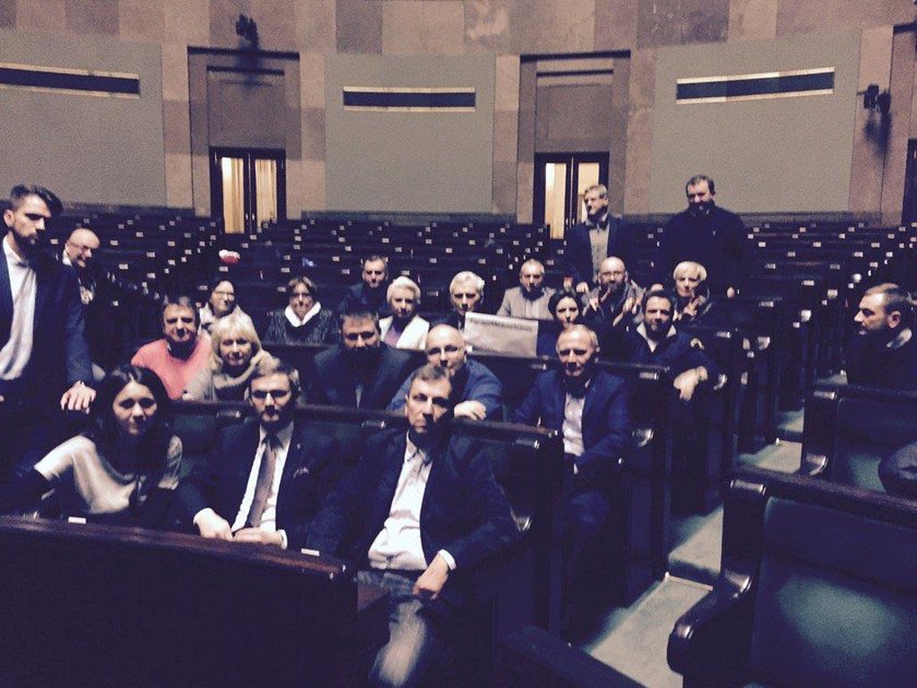 Policja ogrodziła Sejm! Tak bronią się przed protestującymi