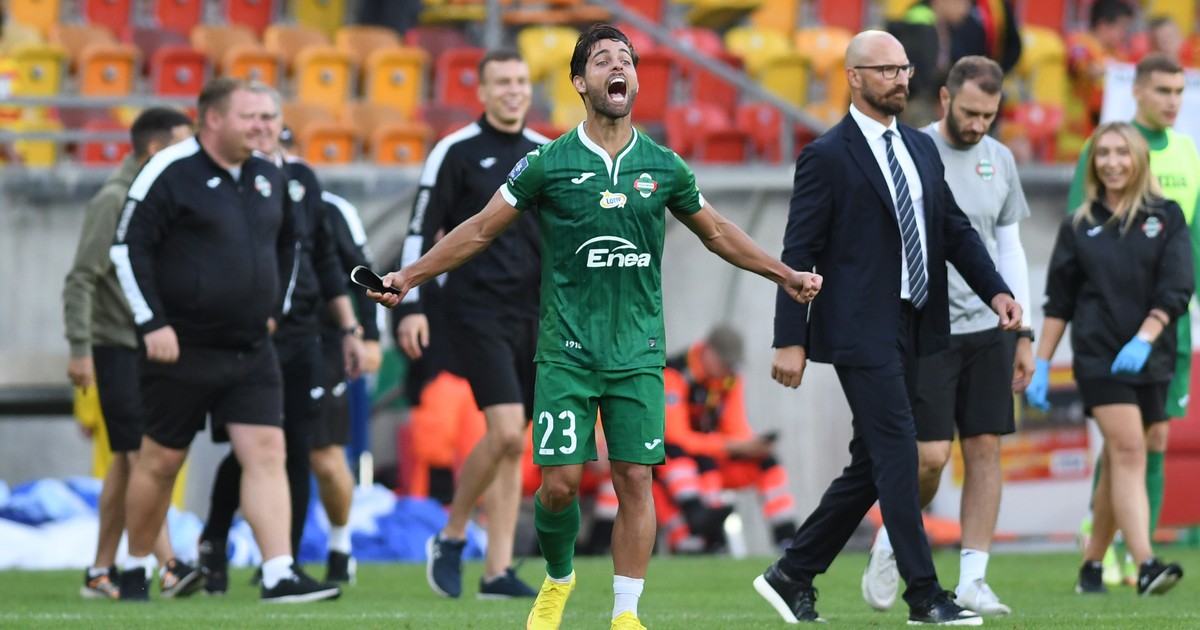 "Fakt" zagląda do portfela piłkarzy. Średniak zarobi 20 tys. zł: "Za taką grę to piłkarze powinni dopłacać kibicom"