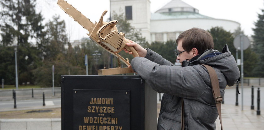 Kontrowersyjny pomnik Szyszki stanął pod Sejmem. Co na to PiS?