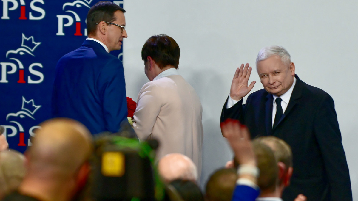 PiS rządzi od czterech lat z absolutną większością, ale Jarosławowi Kaczyńskiemu to nie wystarcza. Prezes PiS chce pełnej władzy i to na długo. Rozstrzygający bój odbędzie się jesienią – pisze „Die Zeit”.