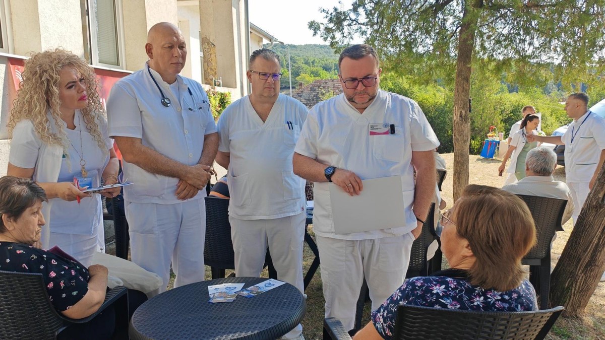 Dr Milan Lazarević na preventivnim pregledima u selu Ružnik kod Niša