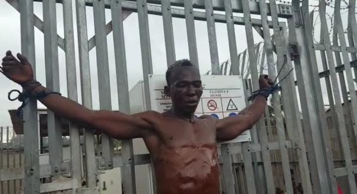 Elmina: Angry residents arrest notorious cable thief; tie him to metal pole  | Latest News Updates & Newspaper Headlines | Pulse Ghana