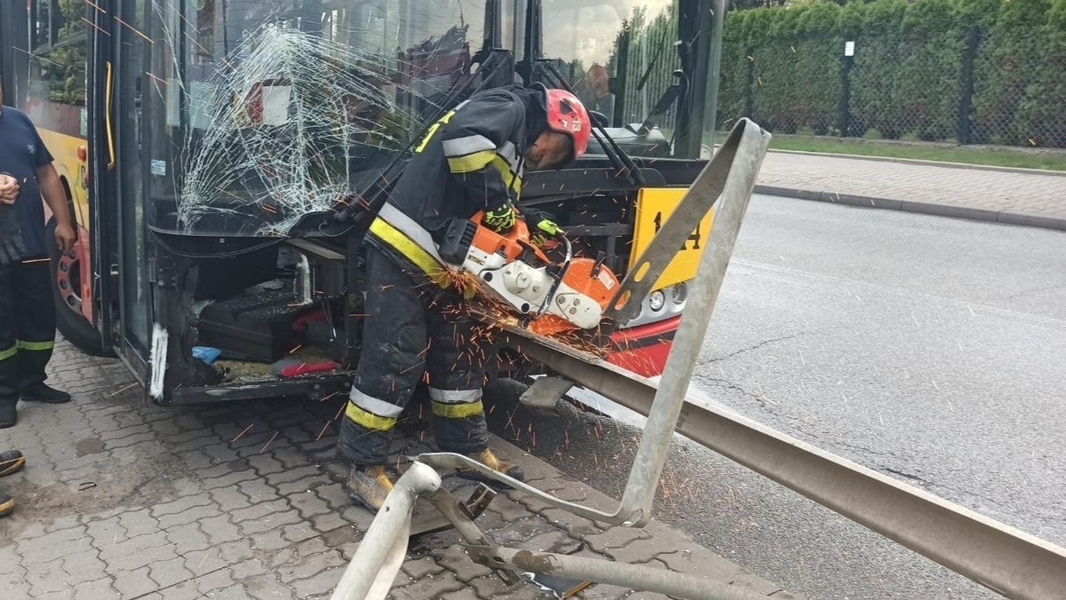 Rembertów. Barierka wbiła się w autobus na głębokość ośmiu metrów