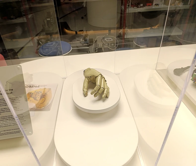 Najstarija robotska šaka