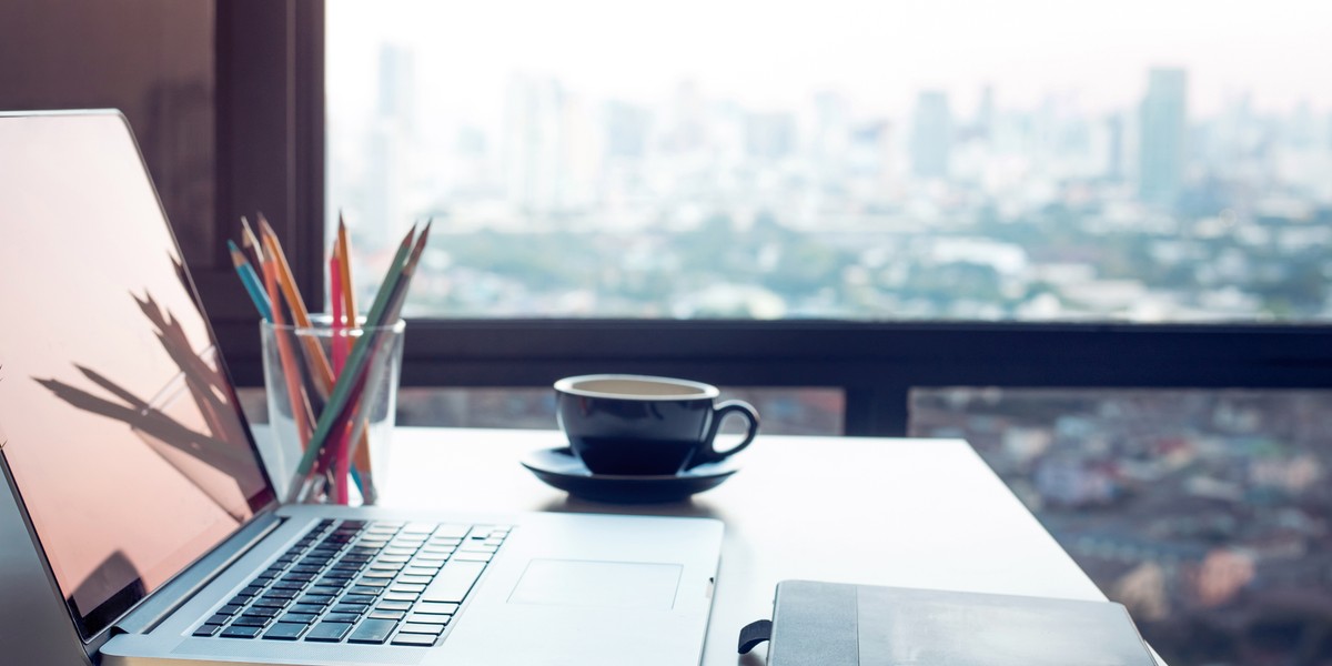 Te kompaktowe biurka i regulowane stoliki pod laptopy, monitory i tablety sprawdzą się nawet w niewielkich pomieszczeniach. Część z nich umożliwia pracę zarówno z sofy, jak i z pozycji stojącej. Poznaj ich atuty.