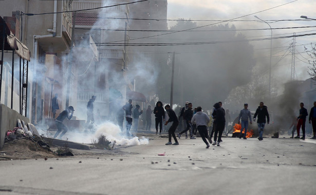 Masowe protesty w Tunezji po samospaleniu dziennikarza. Demonstranci walczą z policją