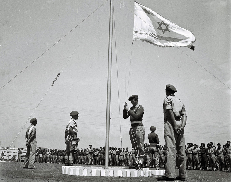 Podnoszenie flagi izraelskiej w jednym z wojskowych obozów w 1948 r.