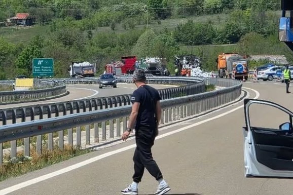 (FOTO) OBUSTAVLJEN SAOBRAĆAJ NA AUTOPUTU KOD PIROTA Stvorile se dugačke kolone, buknuo požar na kamionu: Policija dojurila na lice mesta