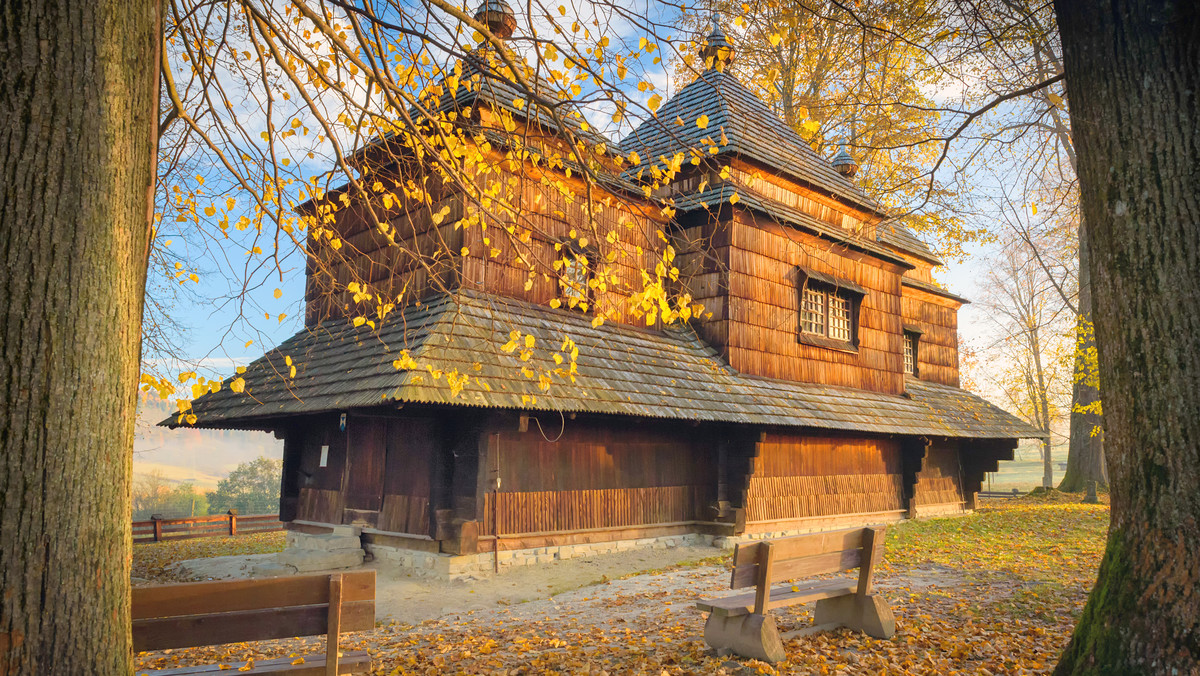 <strong>Pięć obiektów: dwie cerkwie i trzy kościoły, znajdujące się na Szlaku Architektury Drewnianej woj. podkarpackiego, można od czwartku nieodpłatnie zwiedzać z przewodnikiem. W lipcu zwiedzający będą mogli posłuchać koncertów zespołu muzyki folkowej Wernyhora.</strong>