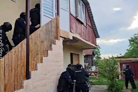 UZ PRETNJU PIŠTOLJEM POKUŠALI DA POKRADU MENJAČNICU Filmsko hapšenje u Novom Sadu, razbojnici u donjem vešu sa lisicama na rukama (VIDEO)
