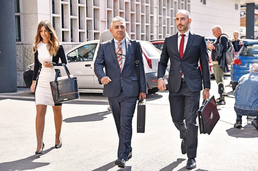 Simonović (levo) i njegov advokat protivili su se održavanju ročišta.