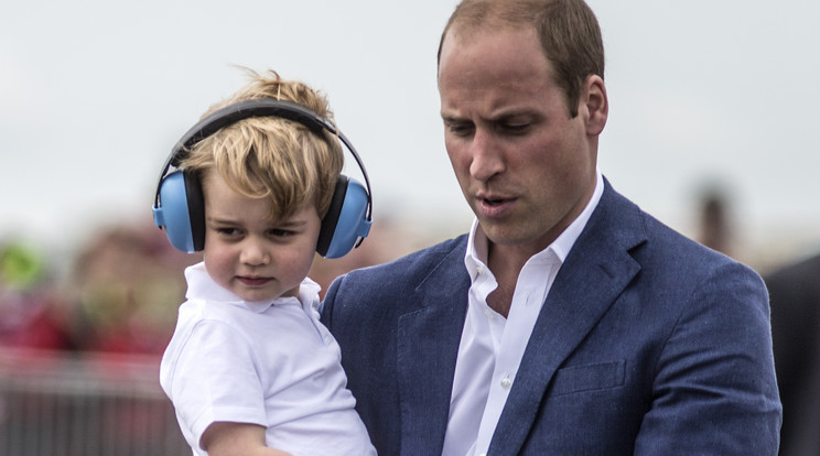 György herceg - mint minden kisfiú- imádja a helikoptereket/ Fotó: NORTHFOTO