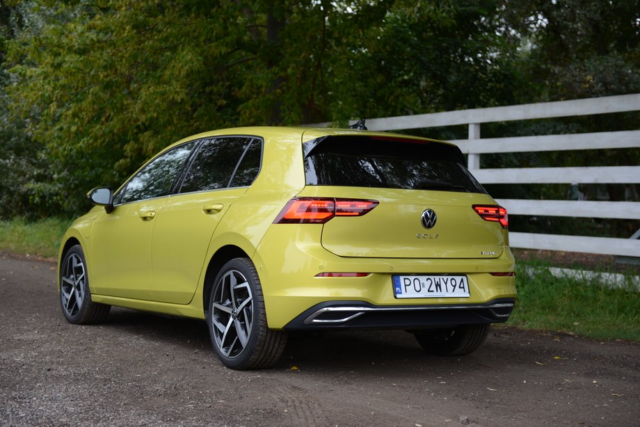 Volkswagen Golf 1.4 TSI eHybrid oprócz wlewu paliwa ma też gniazdko do podłączenia ładowarki. Po naładowaniu "pod korek" można przejechać około 50 km, ale wszystko zależy od temperatury powietrza. Im zimniej, tym mniej zasięgu.