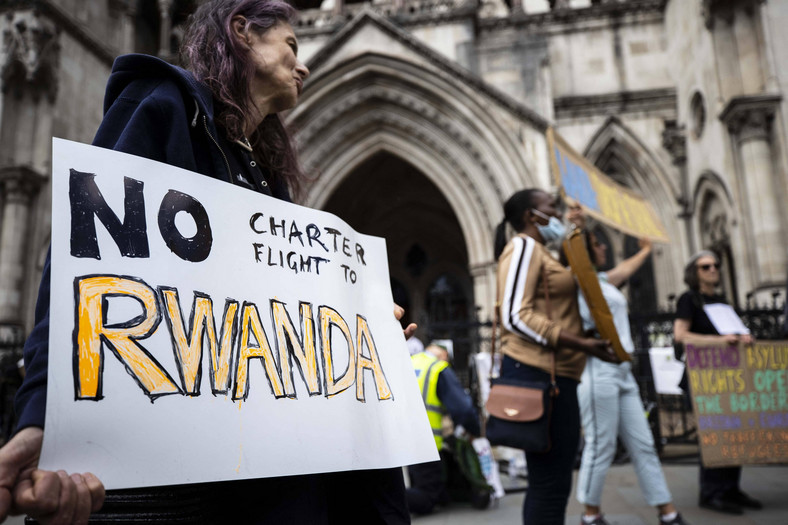 Ludzie protestujący przed Sądem Najwyższym przeciwko relokacji osób zidentyfikowanych jako nielegalni imigranci lub osoby ubiegające się o azyl do Rwandy, Londyn, Wielka Brytania, 13 czerwca 2022 r.