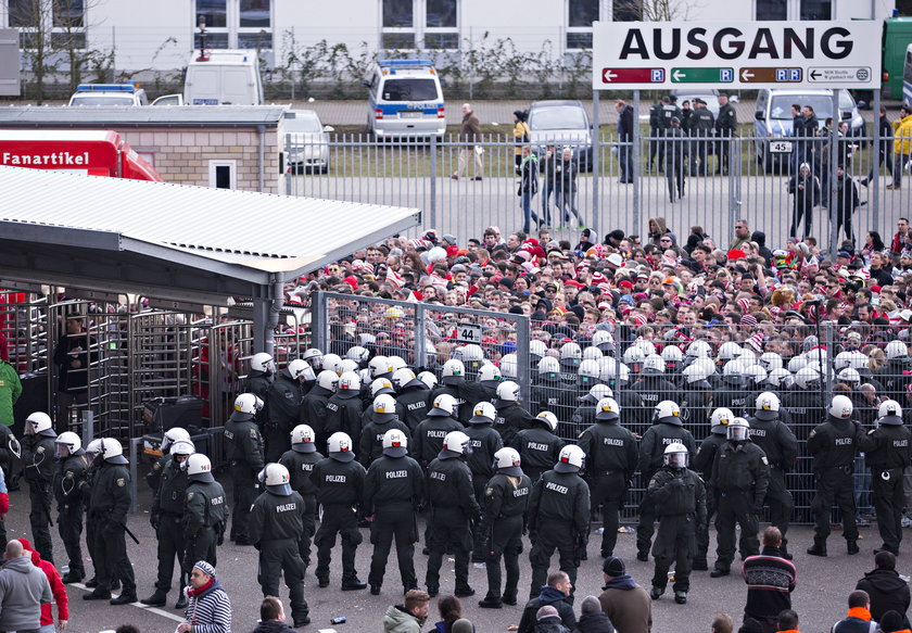 Burdy i zadymy po meczu Borussii Moenchengladbach z FC Koeln! Wideo