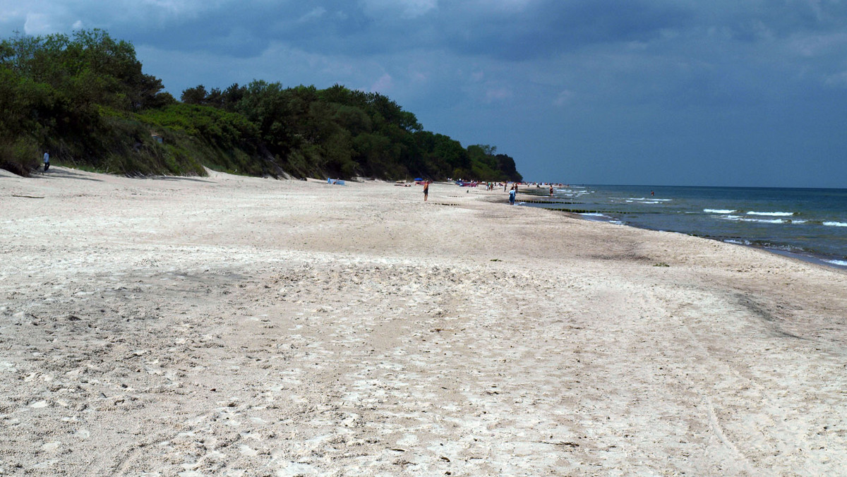 Kąpieliska przy plaży centralnej w Ustroniu Morskim oraz przy plaży "Rusinowo" w Jarosławcu zamknął w czwartek sanepid. Zakaz kąpieli obowiązuje ze względu na przekroczoną normę bakterii E. coli.