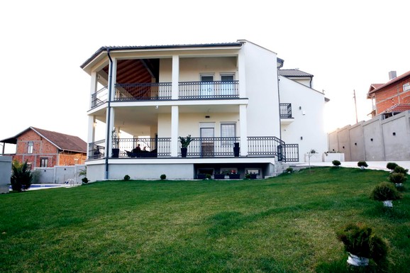 OVO JE VILA NA TRI SPRATA NAŠE FOLKERKE U dvorištu ogroman bazen, njen dom je sinonim za luksuz: A evo od čega danas najviše zarađuje