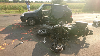 Alig maradt valami a motorból: brutális baleset a 400-as főúton – Személyautó ütközött egy motorossal, mentőhelikopter érkezett a helyszínre – fotó