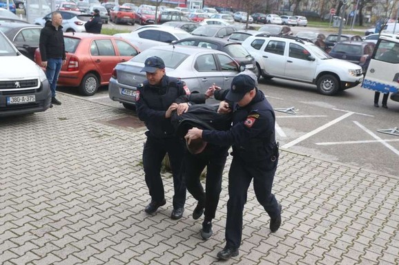 PROVALILI U PRODAVNICU, PA AUTOM UDARILI VLASNIKA Uhapšena dvojica razbojnika iz Jagodine: U džakovima odnosili robu!