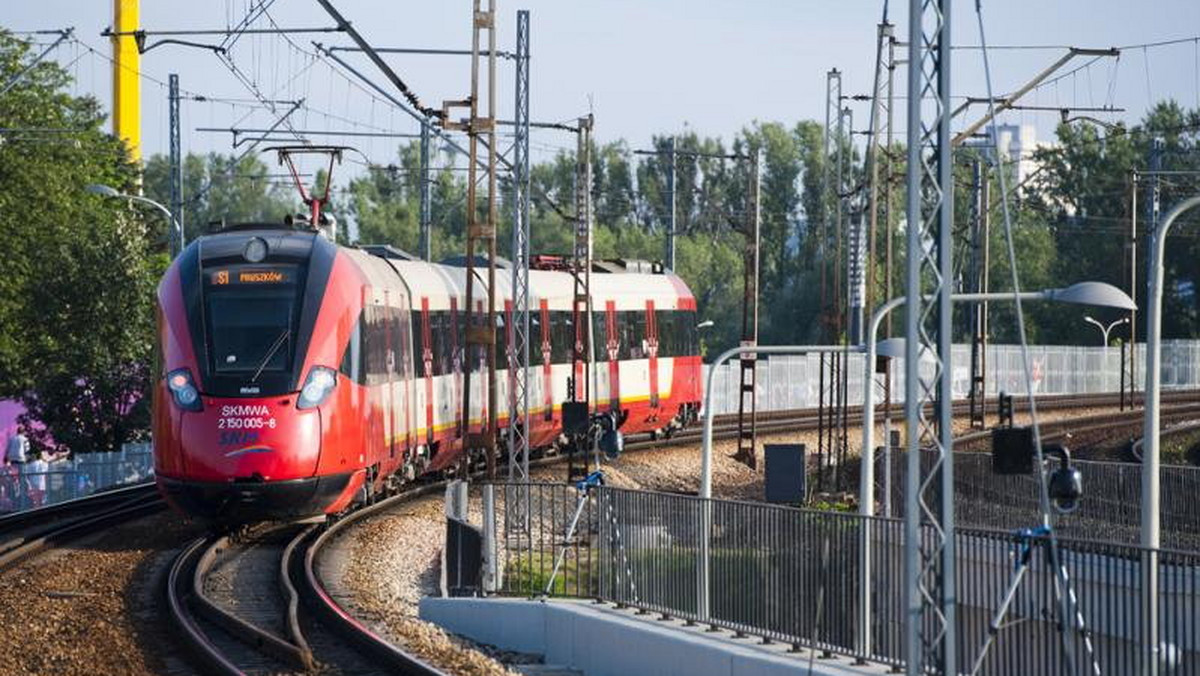 To będzie gorący okres dla pasażerów SKM korzystających z linii pruszkowskiej. W dniach od 11 do 31 lipca tego roku organizacja ruchu w tej relacji zmieni się aż czterokrotnie. Jednocześnie sukcesywnie będą wprowadzane korekty rozkładu jazdy zastępczej linii autobusowej ZS1.