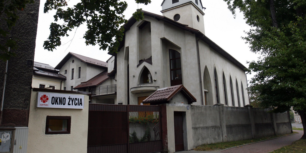 Sosnowiec. Dziewczynka podrzucona do okna życia 