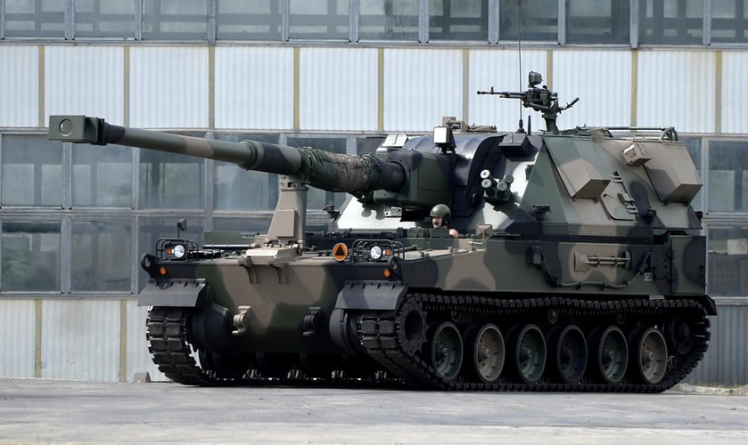 Projekt polskiego systemu artyleryjskiego kalibru 155 mm rozpoczęto jeszcze w latach 90. ubiegłego wieku. Jednak konstrukcja tych samobieżnych dział nie była zbyt udana - wszystko za sprawą podwozia.<br><br> (dd/zuz) PAP/Darek Delmanowicz