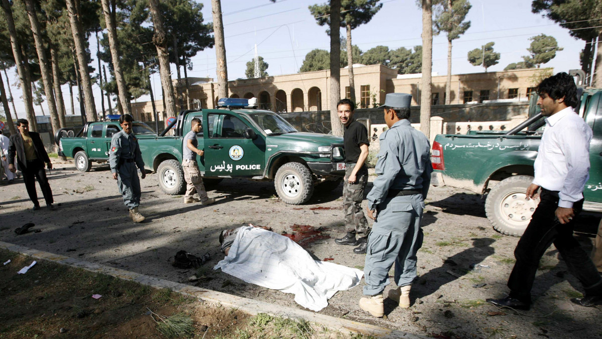 Afgańscy talibowie poinformowali, że skoordynowane niedzielne ataki w Kabulu i innych regionach kraju to początek wiosennej ofensywy przeciw siłom rządowym i międzynarodowej koalicji. W stolicy rebelianci szturmowali kilka ambasad i parlament. Walki trwają.