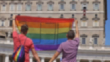 Polska para gejów rozwinęła przed papieżem tęczową flagę z napisem "help"