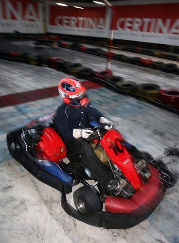 KRAKOW TOR GOKARTOWY PREZENTACJA BMW SAUBER I CERTINANA ZDJECIU KIEROWCA F1 ROBERT KUBICA JEZDZI GOKARTEM16 11 2006FOT TOMASZ JAGODZINSKI AGENCJA KRAKFOTO