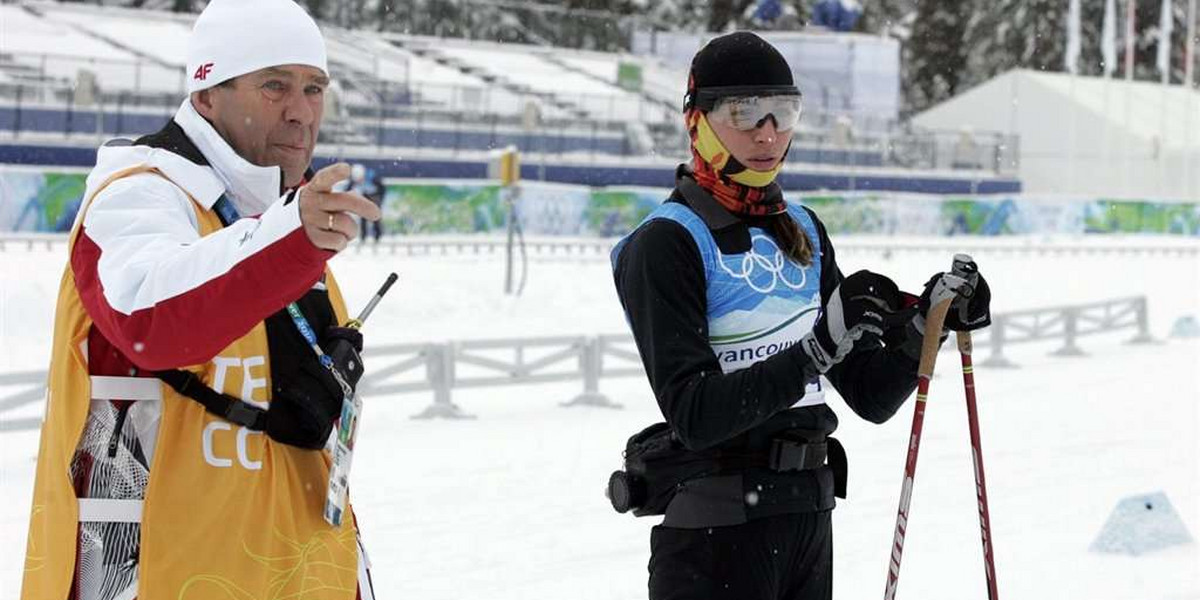 Justyna Kowalczyk i jej trener kłócą się, biegaczka chciala mu oddać medal
