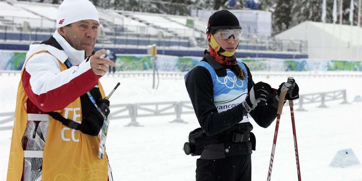 Justyna Kowalczyk i jej trener kłócą się, biegaczka chciala mu oddać medal