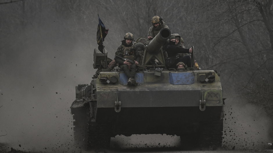Ukraińscy żołnierze jadą czołgiem w kierunku Bachmutu, Czasiw Jar, 15 marca 2023 r.
