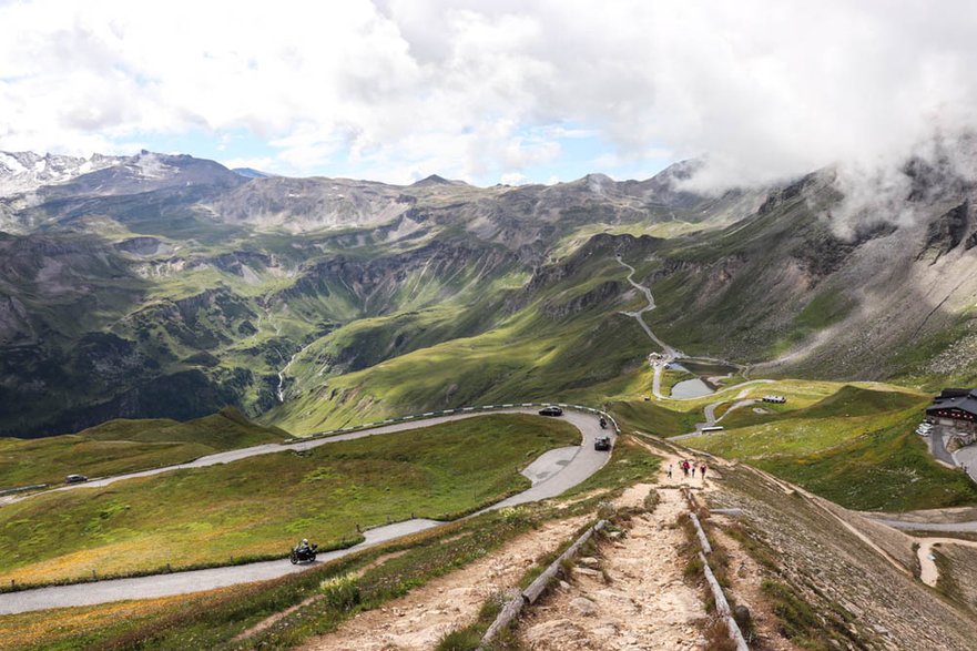 Großglockner Hochalpenstraße - widok ze szklaku na Edelweissspitze w kierunku przełęczy Hochtor