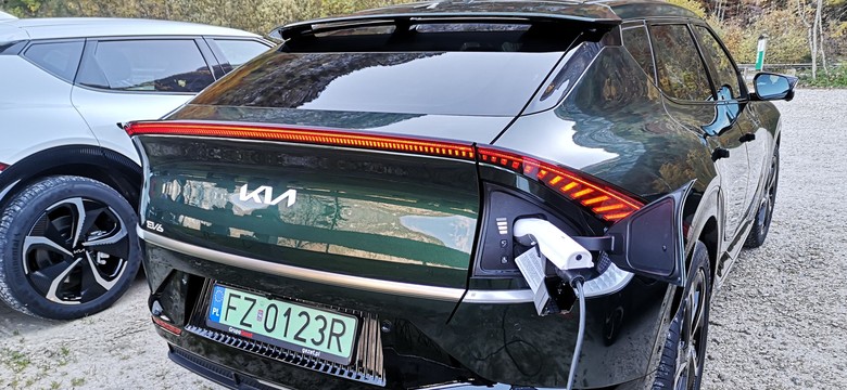 Będą dopłaty do prywatnych ładowarek aut elektrycznych. Rząd zmienia reguły