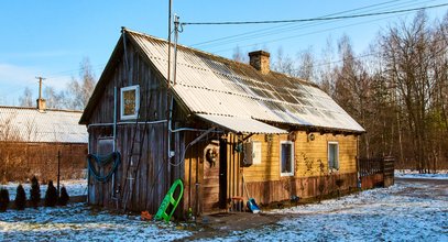 "Nasz nowy dom". W takich warunkach mieszkała chora na raka czterolatka