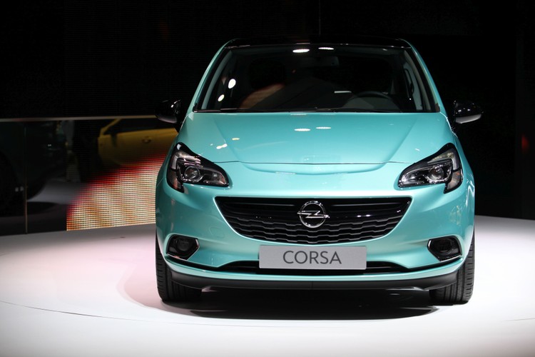 Opel zaprezentował koleją wersję Corsy. Opel Corsa, mały samochód osobowy produkowany jest od 1982 roku. <br><br> fot. Balint Porneczi/Bloomberg.