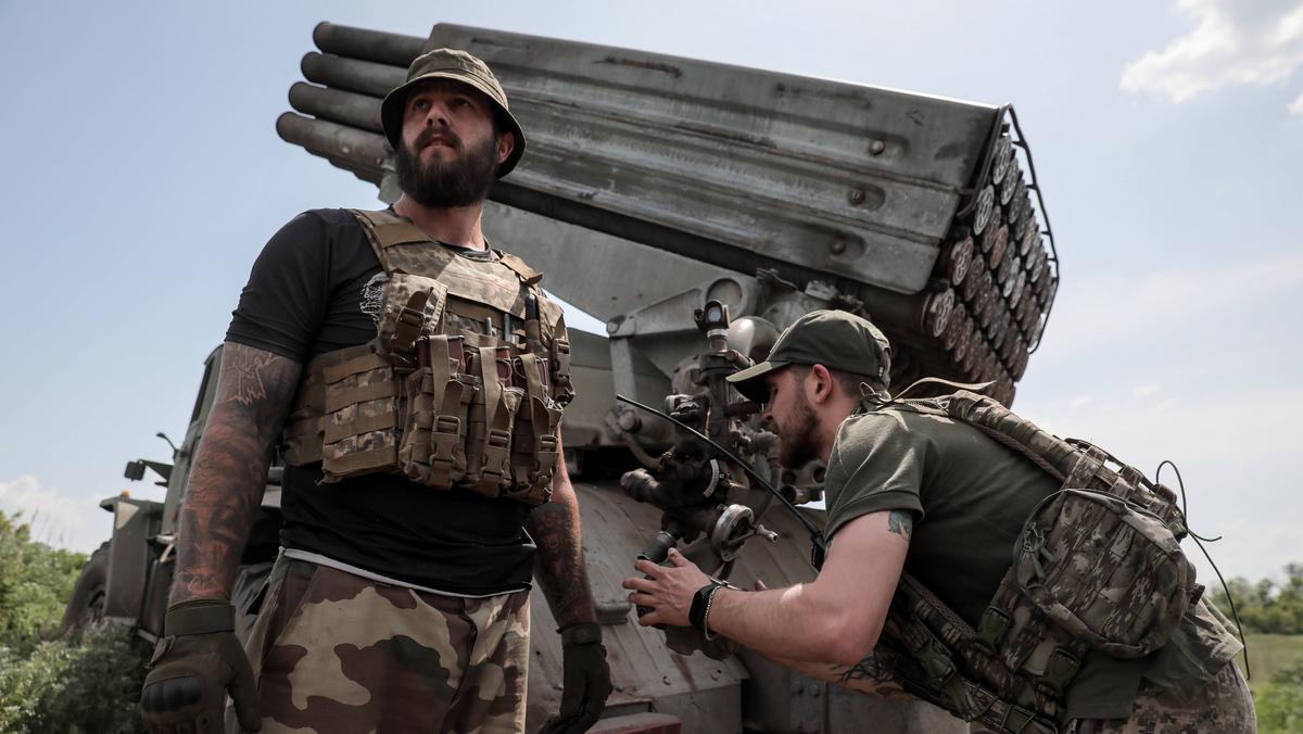 Ukraińscy żołnierze przygotowują się do ostrzału rosyjskich pozycji niedaleko Bachmutu