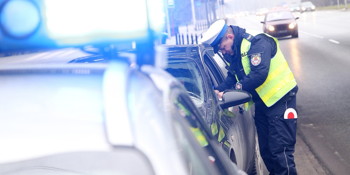 Policjanci z drogówki dokonali kontroli. Nie wiedzieli, że są nagrywani.